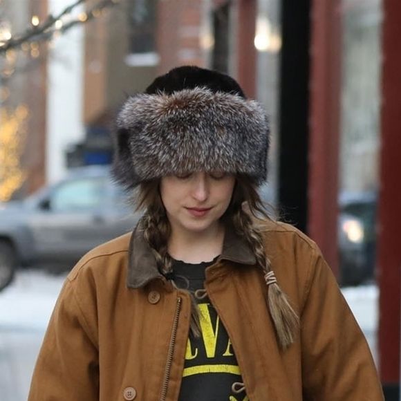 Exclusif - Melanie Griffith et sa fille Dakota Johnson se promènent à Aspen le 26 décembre 2017.