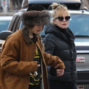 Exclusif - Melanie Griffith et sa fille Dakota Johnson se promènent à Aspen le 26 décembre 2017.