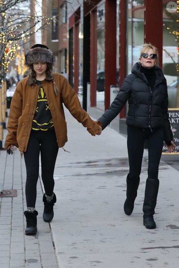 Exclusif - Melanie Griffith et sa fille Dakota Johnson se promènent à Aspen le 26 décembre 2017.