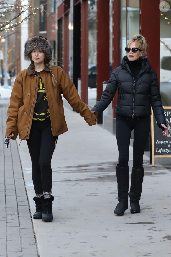 Exclusif - Melanie Griffith et sa fille Dakota Johnson se promènent à Aspen le 26 décembre 2017.