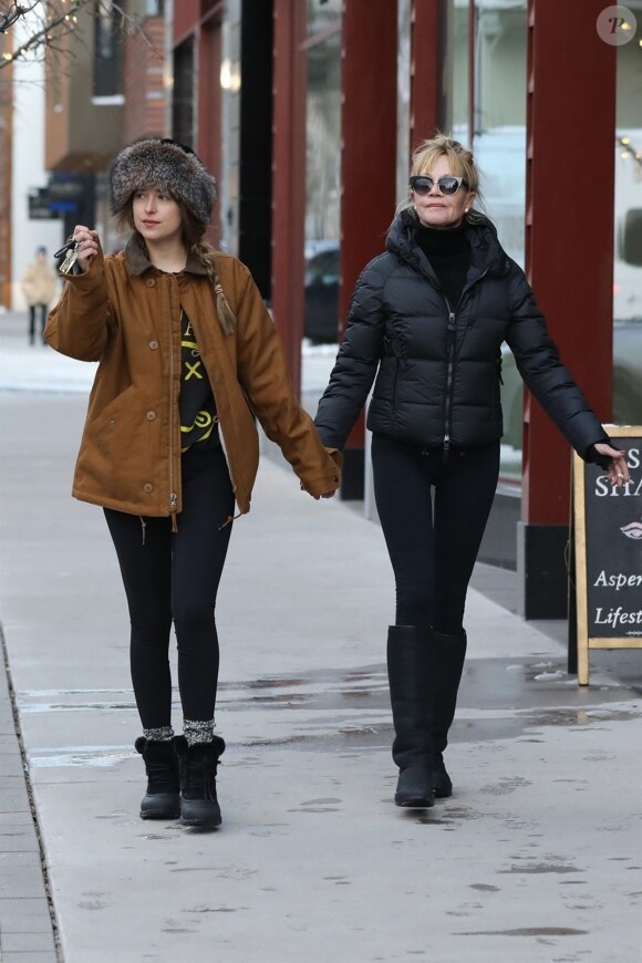 Exclusif - Melanie Griffith et sa fille Dakota Johnson se promènent à Aspen le 26 décembre 2017.