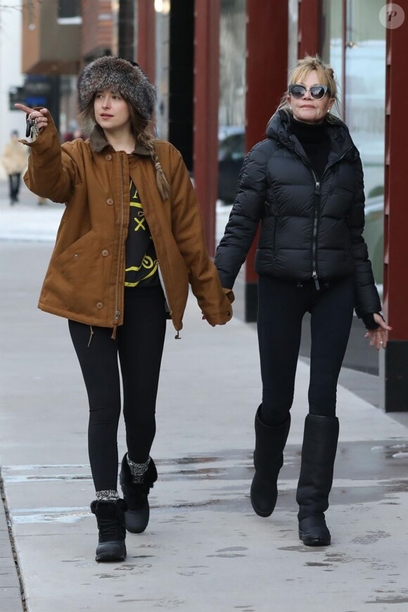 Exclusif - Melanie Griffith et sa fille Dakota Johnson se promènent à Aspen le 26 décembre 2017.