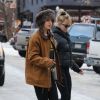 Exclusif - Melanie Griffith et sa fille Dakota Johnson se promènent à Aspen le 26 décembre 2017.