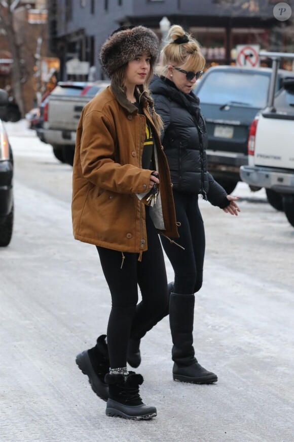 Exclusif - Melanie Griffith et sa fille Dakota Johnson se promènent à Aspen le 26 décembre 2017.