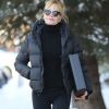 Melanie Griffith fait du shopping à Aspen le 26 décembre 2017.