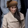 Meghan Markle en James Bond girl ? Sûrement pas avec ce chapeau ! Meghan Markle ici avec son fiancé le prince Harry et la famille royale britannique à Sandringham le 25 décembre 2017 pour la messe de Noël.