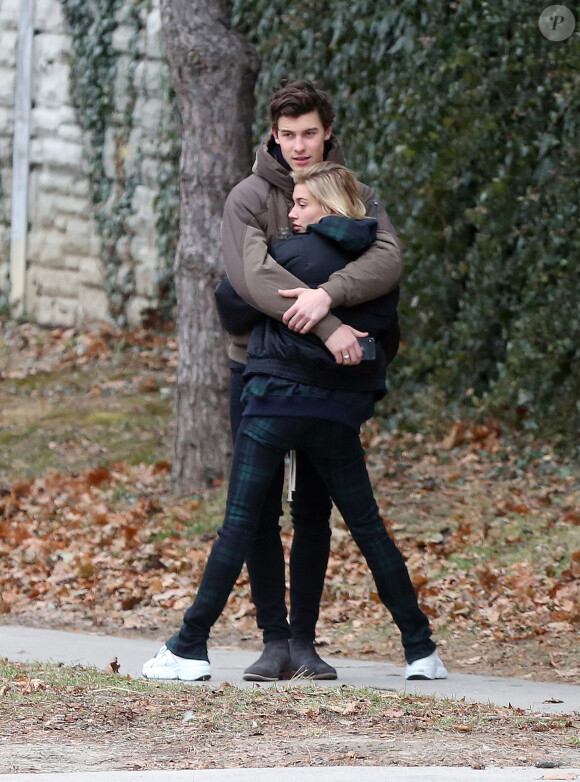 Exclusif - Shawn Mendes et sa compagne Hailey Baldwin vus pour la première fois ensemble dans les rues de Toronto le 21 decembre 2017.