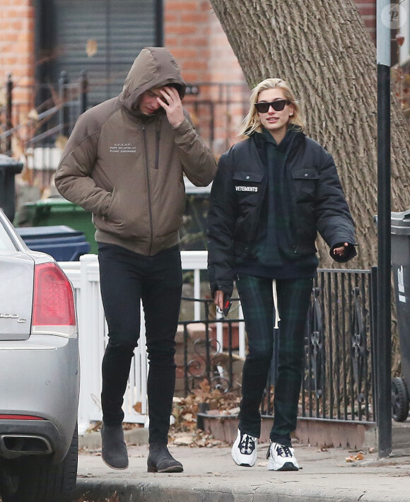 Exclusif - Shawn Mendes et sa compagne Hailey Baldwin vus pour la première fois ensemble dans les rues de Toronto le 21 decembre 2017.