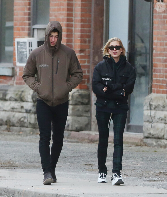 Exclusif - Shawn Mendes et sa compagne Hailey Baldwin vus pour la première fois ensemble dans les rues de Toronto le 21 decembre 2017.