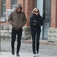 Exclusif - Shawn Mendes et sa compagne Hailey Baldwin vus pour la première fois ensemble dans les rues de Toronto le 21 decembre 2017.