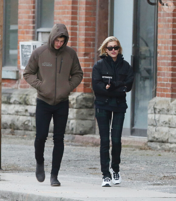 Exclusif - Shawn Mendes et sa compagne Hailey Baldwin vus pour la première fois ensemble dans les rues de Toronto le 21 decembre 2017.