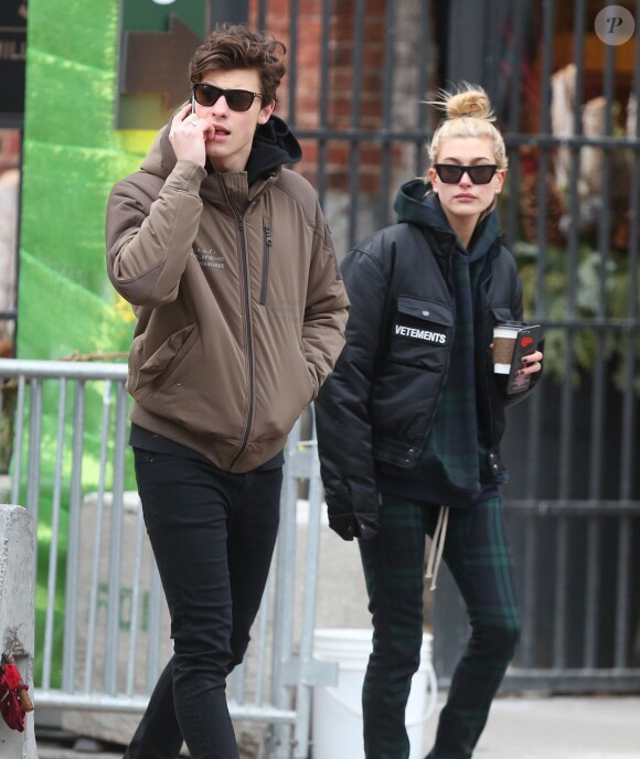 Exclusif - Shawn Mendes et sa compagne Hailey Baldwin vus pour la première fois ensemble dans les rues de Toronto le 21 decembre 2017.
