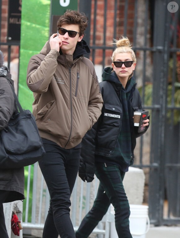 Exclusif - Shawn Mendes et sa compagne Hailey Baldwin vus pour la première fois ensemble dans les rues de Toronto le 21 decembre 2017.