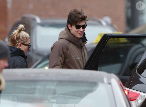Exclusif - Shawn Mendes et sa compagne Hailey Baldwin vus pour la première fois ensemble dans les rues de Toronto le 21 decembre 2017.