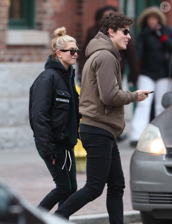 Exclusif - Shawn Mendes et sa compagne Hailey Baldwin vus pour la première fois ensemble dans les rues de Toronto le 21 decembre 2017.