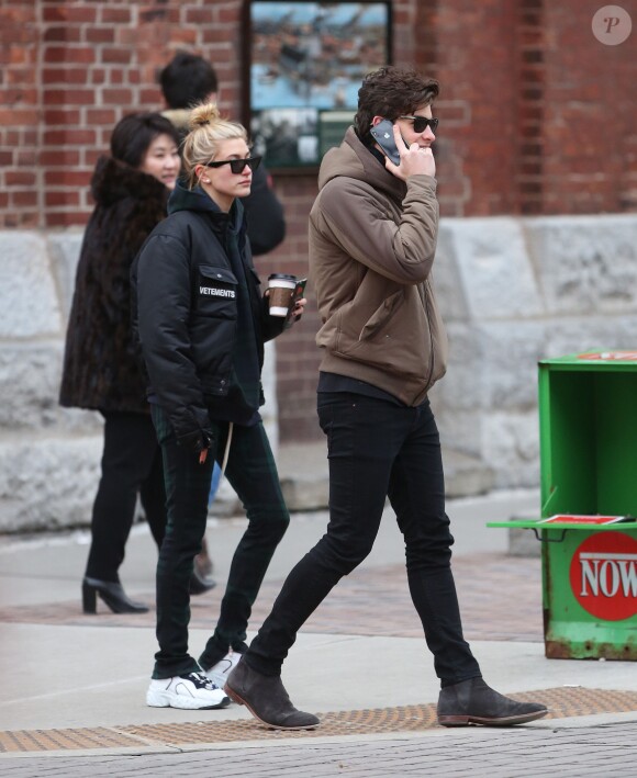 Exclusif - Shawn Mendes et sa compagne Hailey Baldwin vus pour la première fois ensemble dans les rues de Toronto le 21 decembre 2017.