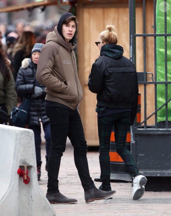 Exclusif - Shawn Mendes et sa compagne Hailey Baldwin vus pour la première fois ensemble dans les rues de Toronto le 21 decembre 2017.