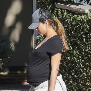 Exclusif - Jessica Alba, enceinte, se promène à Los Angeles, le 27 décembre 2017.