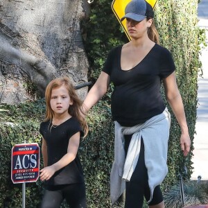 Exclusif - Jessica Alba, enceinte, se promène à Los Angeles, le 27 décembre 2017.