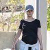 Exclusif - Jessica Alba, enceinte, se promène à Los Angeles, le 27 décembre 2017.