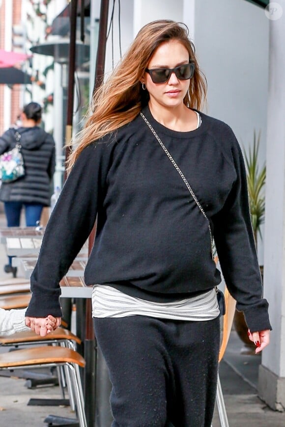 Jessica Alba, enceinte, à Beverly Hills, le 20 décembre 2017