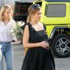 Jessica Alba, enceinte, couverte de fleurs et de cadeaux par ses amies lors de sa baby shower chez Ladurée à Beverly Hills, le 9 décembre 2017.