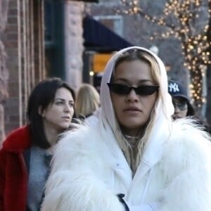 Exclusif - Rita Ora à la boutique Prada avec son compagnon Andrew Watt et des amis à Aspen. Le 31 décembre 2017.