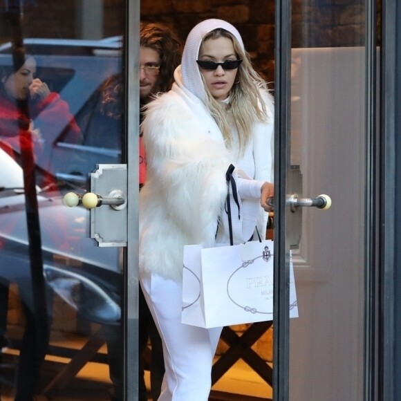 Exclusif - Rita Ora à la boutique Prada avec son compagnon Andrew Watt et des amis à Aspen. Le 31 décembre 2017.