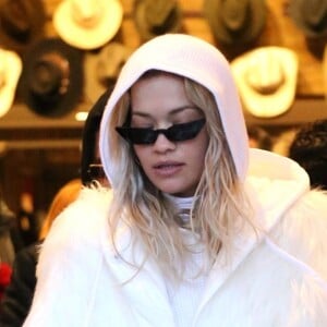 Exclusif - Rita Ora à la boutique Prada avec son compagnon Andrew Watt et des amis à Aspen. Le 31 décembre 2017.