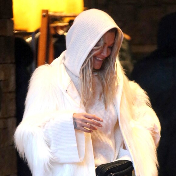 Exclusif - Rita Ora à la boutique Prada avec son compagnon Andrew Watt et des amis à Aspen. Le 31 décembre 2017.