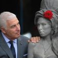  Le père et la mère de la chanteuse, Mitch et Janis Winehouse, ont dévoilé la statue de Amy Winehouse à Camden Market à Londres. Le 13 septembre 2014  