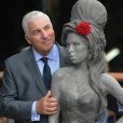 Le père et la mère de la chanteuse, Mitch et Janis Winehouse, ont dévoilé la statue de Amy Winehouse à Camden Market à Londres. Le 13 septembre 2014