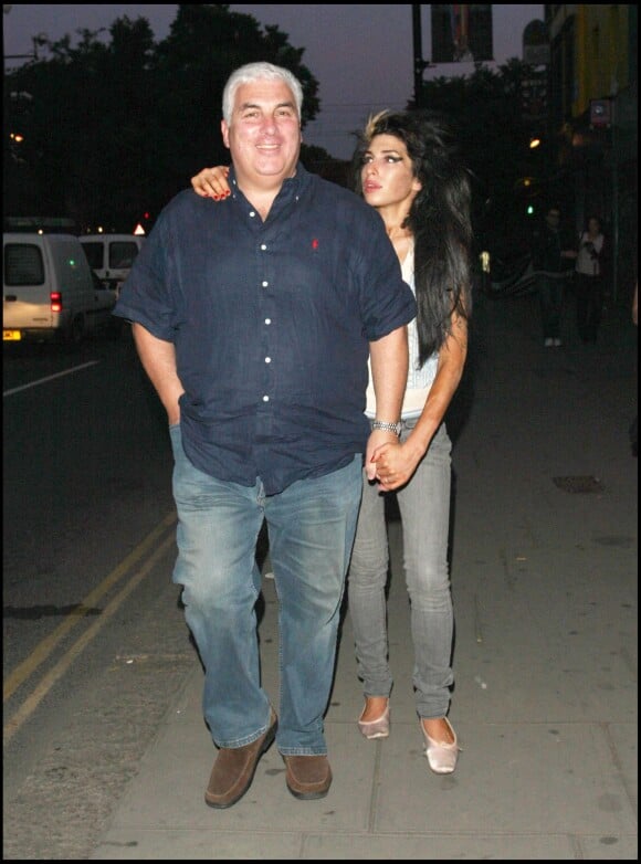 Amy Winehouse et son père Mitch Winehouse à la sortie d'un restaurant de Camden à Londres le 8 juin 2008