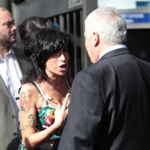Amy Winehouse et son père Mitch au tribunal de Westminster à Londres le 17 mars 2009