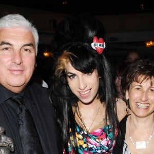 Amy Winehouse avec son père Mitch et sa mère Janis à la cérémonie des Ivor Novello Awards à Londres le 22 mai 2008.
