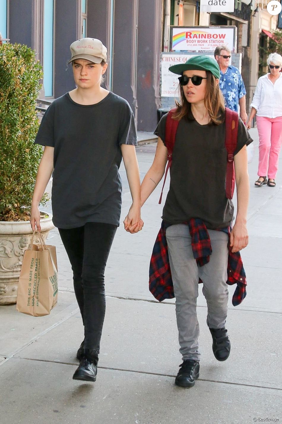 Ellen Page Et Sa Compagne Emma Portner Sortent De Leur Hotel The