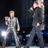Garou et Johnny Hallyday chantent "Ma Gueule" au Parc des Princes, à Paris le 14 juin 2003.