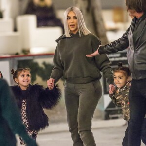 Kourtney Kardashian et sa fille Penelope avec son compagnon Younes Bendjima, Kim Kardashian et ses enfants North et Saint sont allées faire du patin à glace à Malibu le 23 decembre 2017.