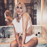 Kim Kardashian : En string au lit, la bombe est sexy dès le réveil