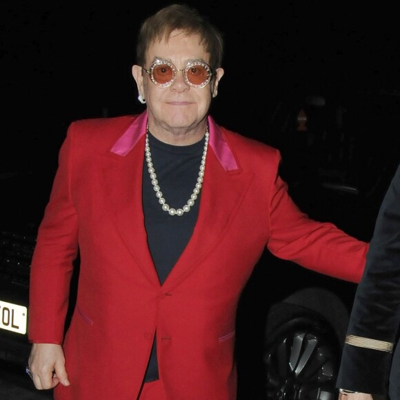 Elton John et son mari David Furnish arrivent à une soirée à Londres le 15 décembre 2017.