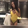 Nabilla se dévoile toujours plus sexy en maillot de bain jaune échancré et décolleté sur Instagram.