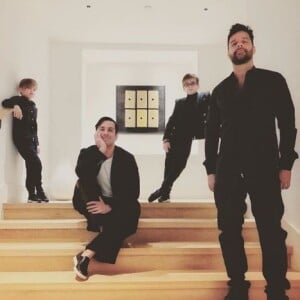 Ricky Martin pose avec son fiancé et ses deux fils, sur Instagram. Janvier 2018