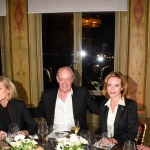 Exclusif - Anthony Delon, nommé parrain du fond "Enfants à Coeur - Mireille Darc", Claire Chazal, Pascal Desprez, Géraldine Danon et Alain Delon - Dîner pour le lancement du fond "Enfants à Coeur - Mireille Darc" au profit de La Chaîne de l'Espoir au Pavillon Ledoyen à Paris. Le 29 novembre 2017. Chaque table portait le nom d'un film de M.Darc. © Olivier Borde-Coadic Guirec / Bestimage