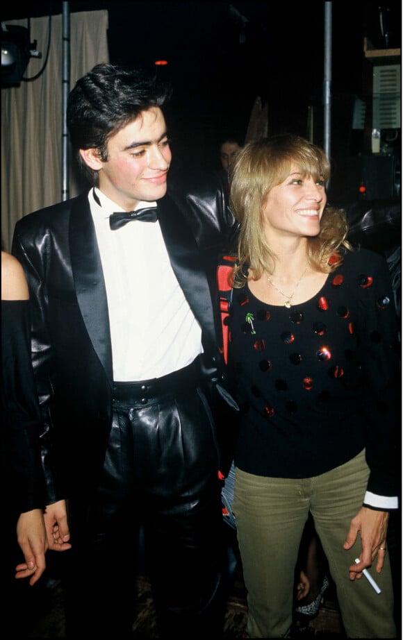 Anthony Delon avec sa mère Nathalie Delon lors d'une soirée à Paris en 1983