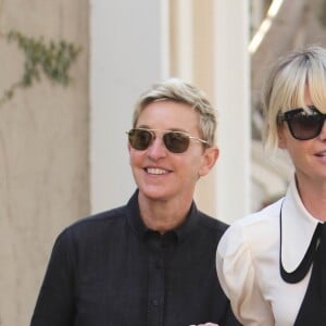 Ellen Degeneres et sa femme Portia de Rossi se baladent main dans la main dans les rues de Los Angeles, le 15 décembre 2017