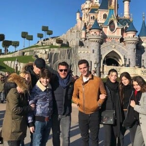 Benjamin Castaldi, ses fils Simon, Julien, Enzo, sa femme Aurore Aleman, Paloma - Disneyland Paris, 14 janvier 2018