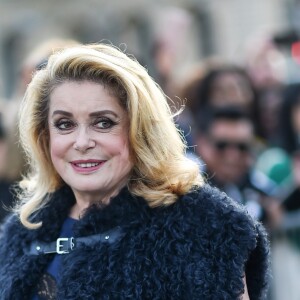 Catherine Deneuve - Arrivées au défilé de mode printemps-été 2018 "Louis Vuitton" à Paris. Le 3 octobre 2017.