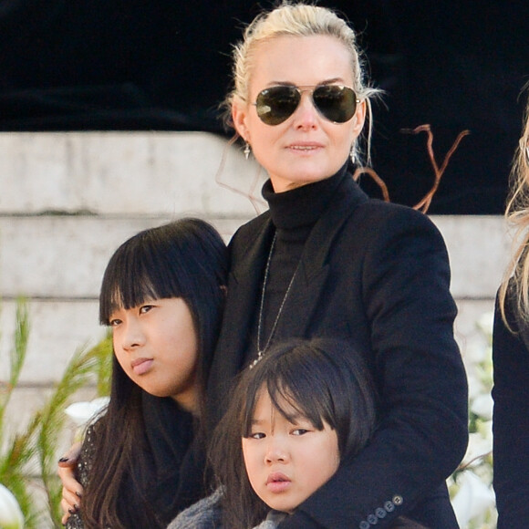 Laeticia Hallyday et ses filles Jade et Joy devant l'église de la Madeleine pour les obsèques de Johnny Hallyday à Paris, France, le 9 décembre 2017. © Veeren/Bestimage