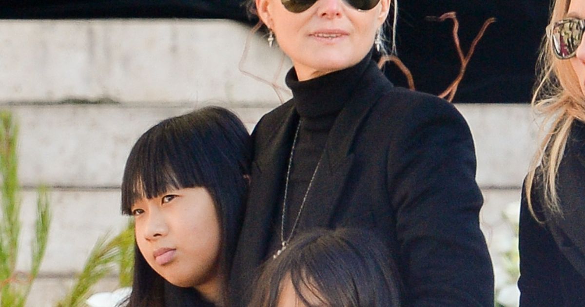 Laeticia Hallyday Et Ses Filles Jade Et Joy Devant L'église De La ...