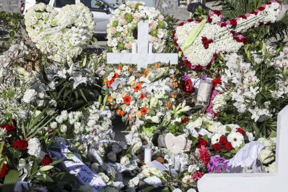 Illustration de la tombe fleurie de Johnny Hallyday au cimetière de Lorient sur l'Ile Saint-Barthélemy le 11 décembre 2017. La tombe est ornée du traditionnel coeur de Saint-Barth' en pierre pour l'éternité.